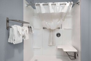 Kamer, 1 kingsize bed, toegankelijk voor mindervaliden, niet-roken (Mobility Accessible) | Badkamer | Een haardroger, handdoeken