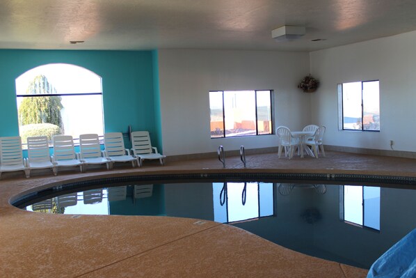 Piscine couverte, accÚs possible de 14 h 00 à 23 h 00, chaises longues