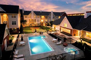 Seasonal outdoor pool - Residence Inn Marriott Easton (Columbus)