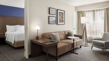 Ropa de cama de alta calidad y caja de seguridad en la habitación