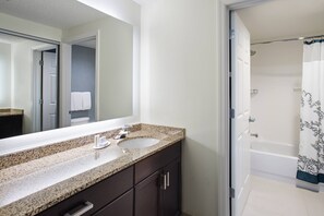 Kostenlose Toilettenartikel, Haartrockner, Handtücher