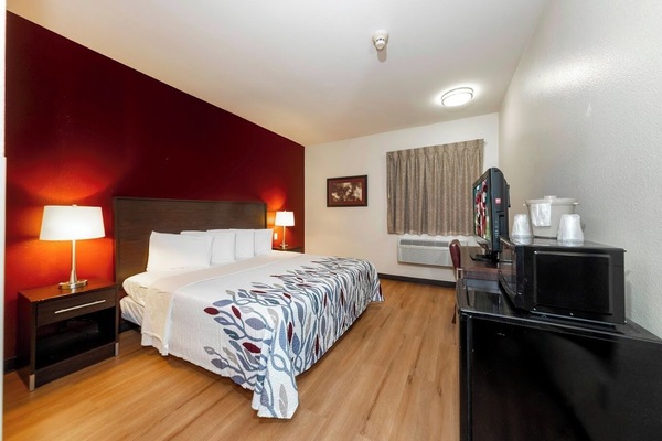 Een strijkplank/strijkijzer, gratis babybedden, gratis wifi, beddengoed