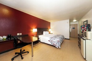 Business Room, 1 King Bed, Non Smoking | Iron/ironing board, free cribs/infant beds, free WiFi, bed sheets