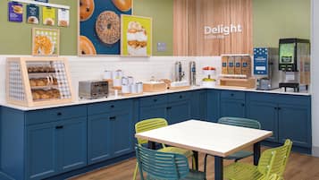 Café da manhã com buffet grátis todos os dias