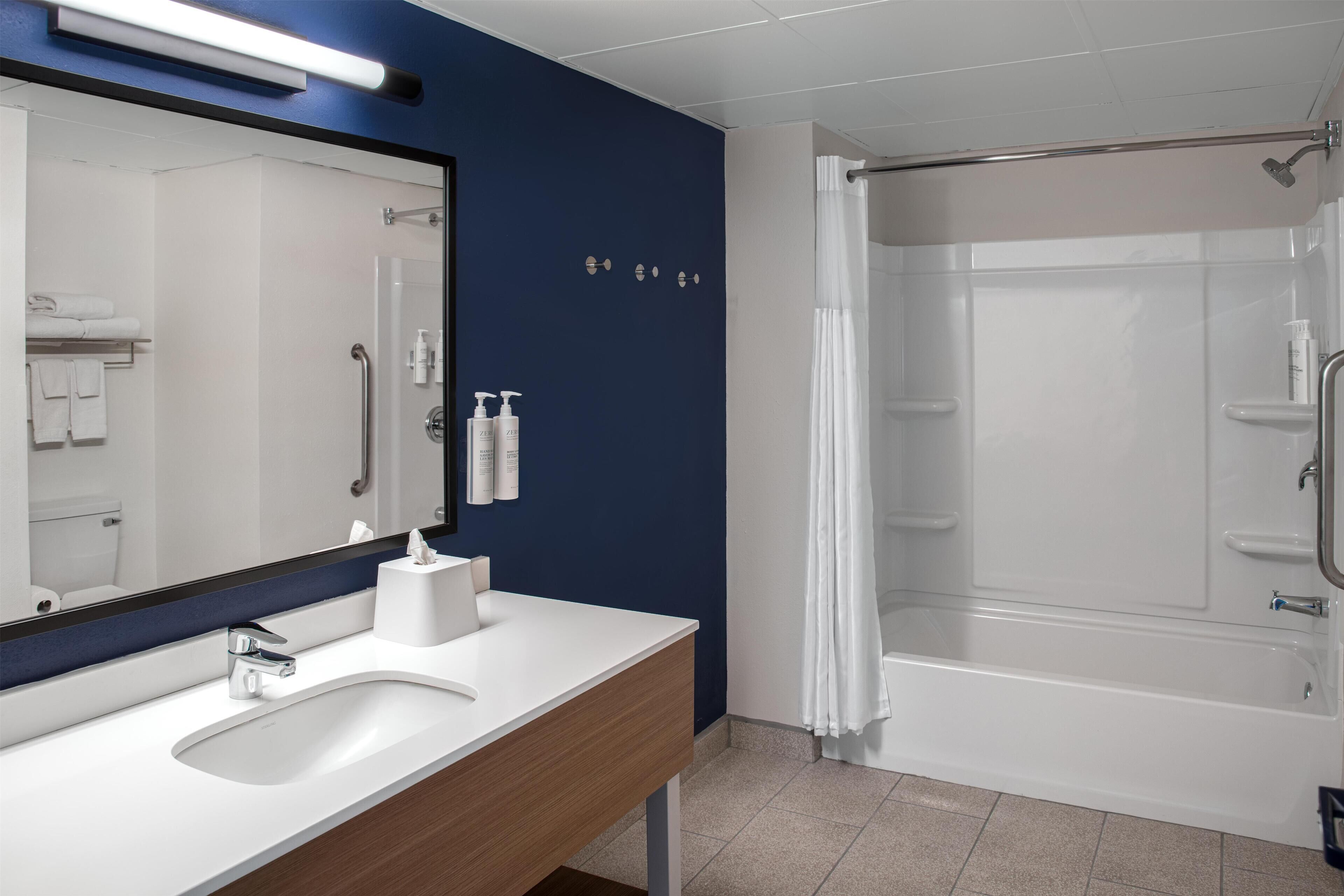 Suite, 1 King Bed with Sofa bed | Bathroom | Free toiletries, hair dryer, towels