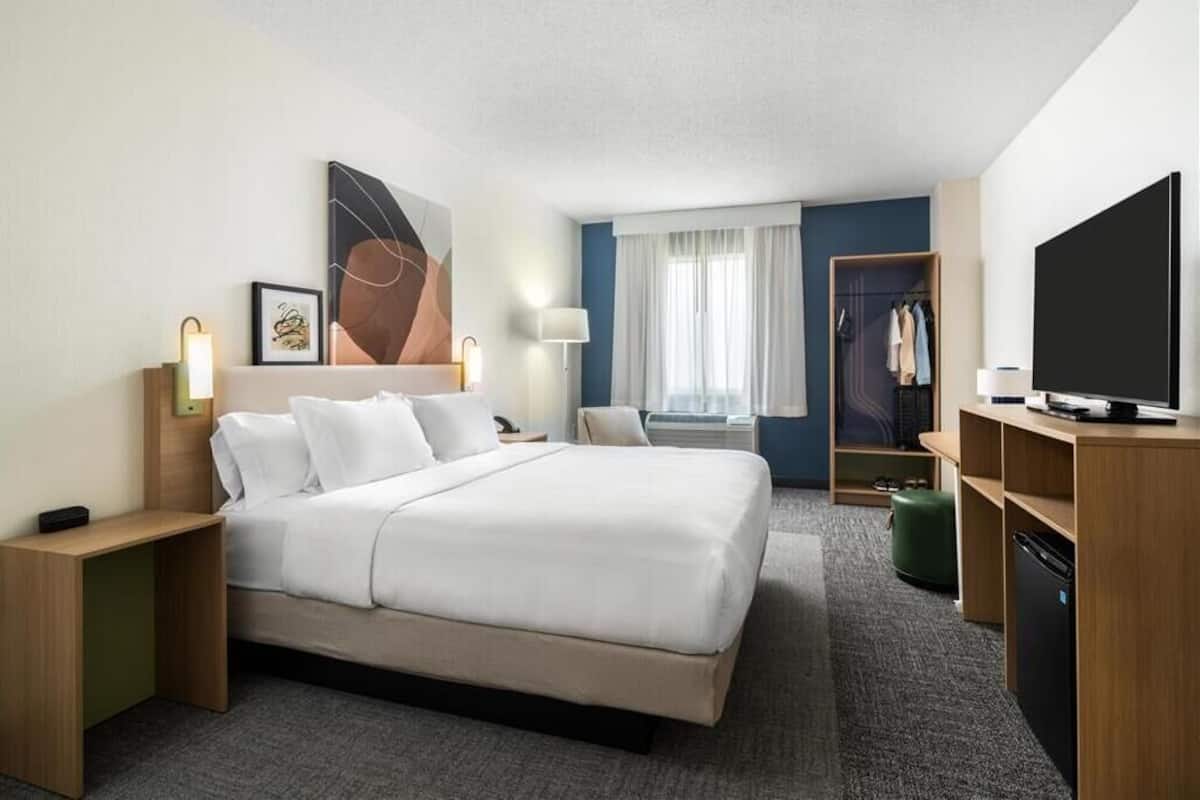 Room, 1 King Bed, Accessible (Mobility, Roll-In Shower)