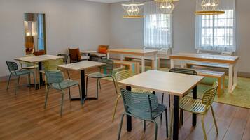 Buffet déjeuner gratuit tous les jours