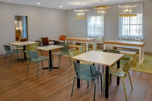 Free daily buffet breakfast - Spark by Hilton St. Robert Fort Leonard Wood (St. Robert)