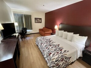 Down comforters, in-room safe, blackout drapes, iron/ironing board - Red Roof Inn Clyde (Clyde)