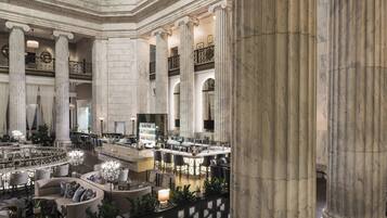 Se sirven desayunos, comidas, cenas y cocina latinoamericana