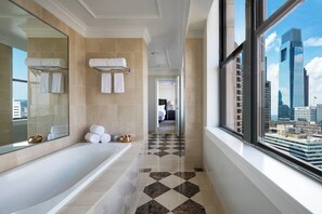 Badewanne und Dusche (separat), Designer-Toilettenartikel, Haartrockner
