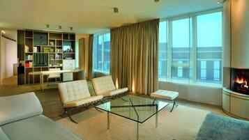 Suite – president, 2 soverom, røyk | Sengetøy av topp kvalitet, dundyner, safe på rommet og skrivebord