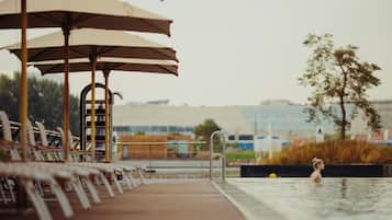 Utendørsbasseng og solsenger