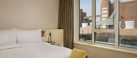 Club Room, 1 King Bed | Lounge | 2 bars/lounges