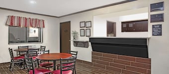 Super 8 by Wyndham Douglas