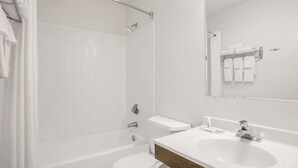 Un baño moderno con bañera, inodoro y lavamanos.