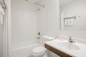 Combined shower/bathtub, free toiletries, hair dryer, towels