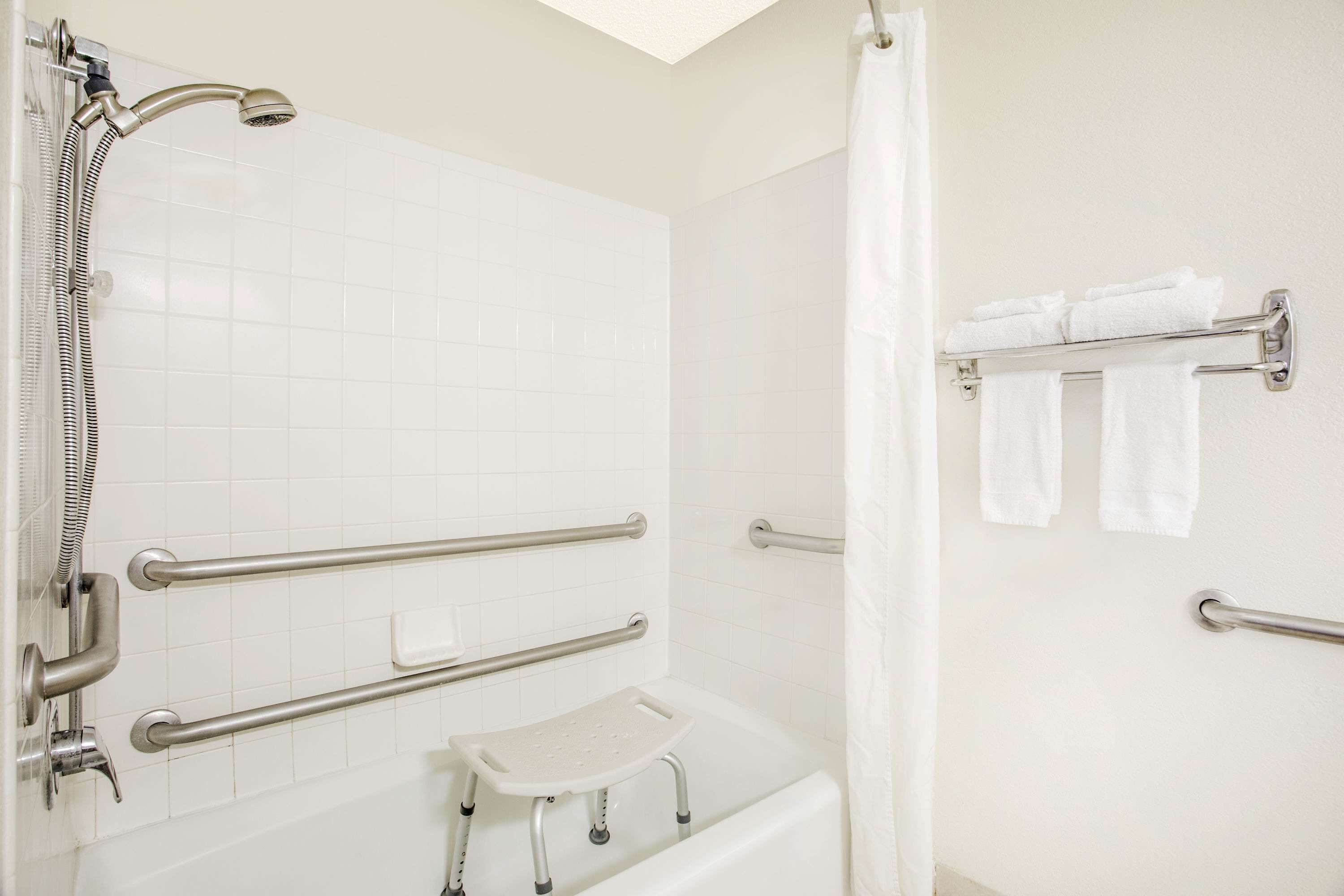 Combined shower/tub, free toiletries, hair dryer, towels