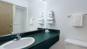 Combined shower/tub, hair dryer, towels