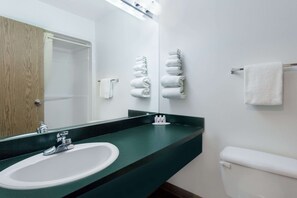 Ducha y bañera combinadas, secador de pelo y toallas