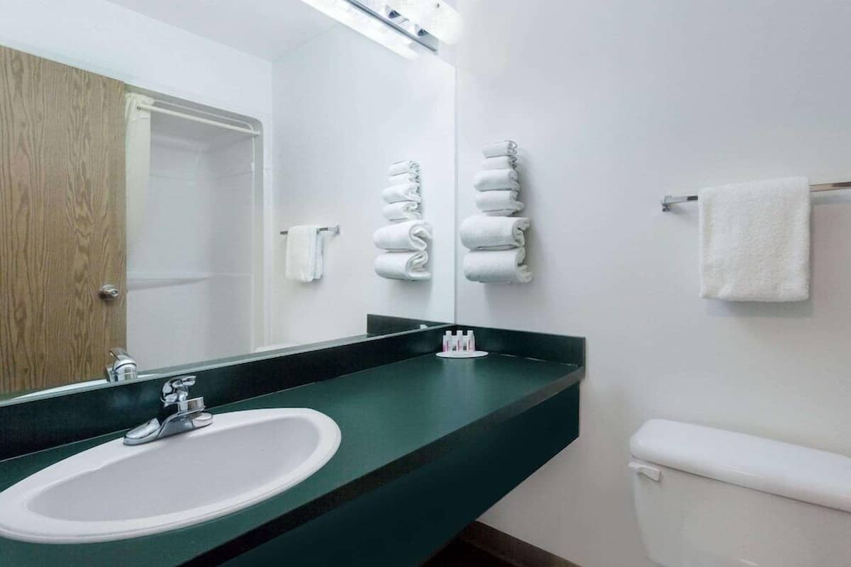 Salle de bain | Ensemble douche/baignoire, sèche-cheveux, serviettes fournies