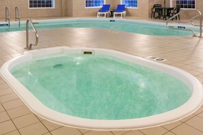 Una piscina cubierta