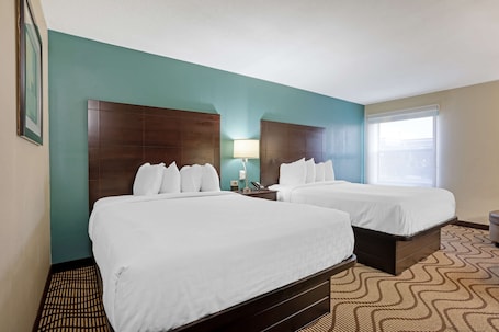 Pillowtop-Betten, Schreibtisch, laptopgeeigneter Arbeitsplatz. Best Western Plus Lonoke Hotel
