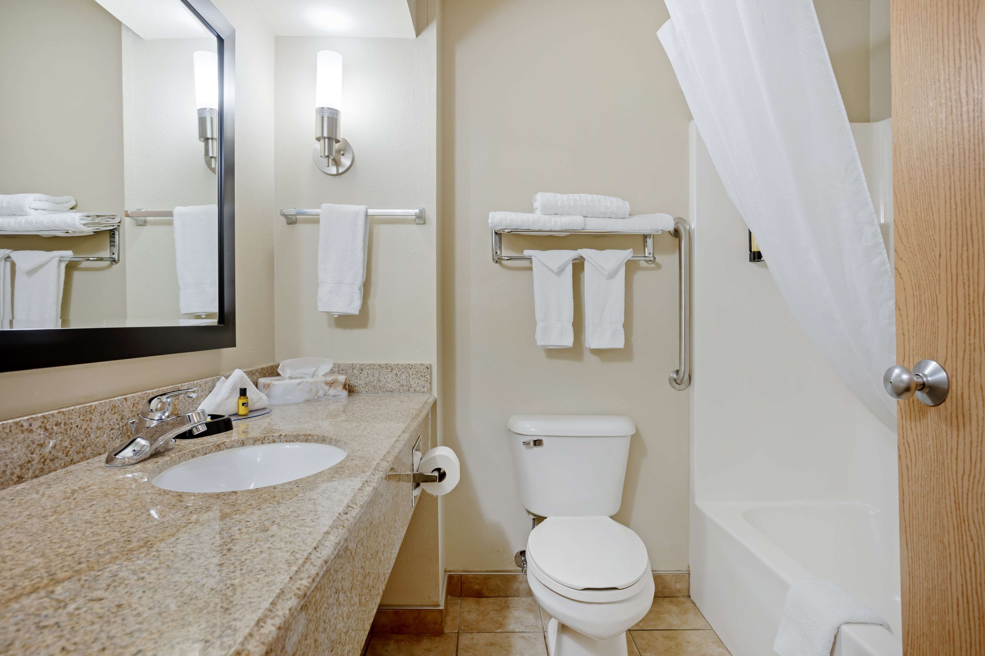 combined shower/bathtub, free toiletries, hair dryer, towels