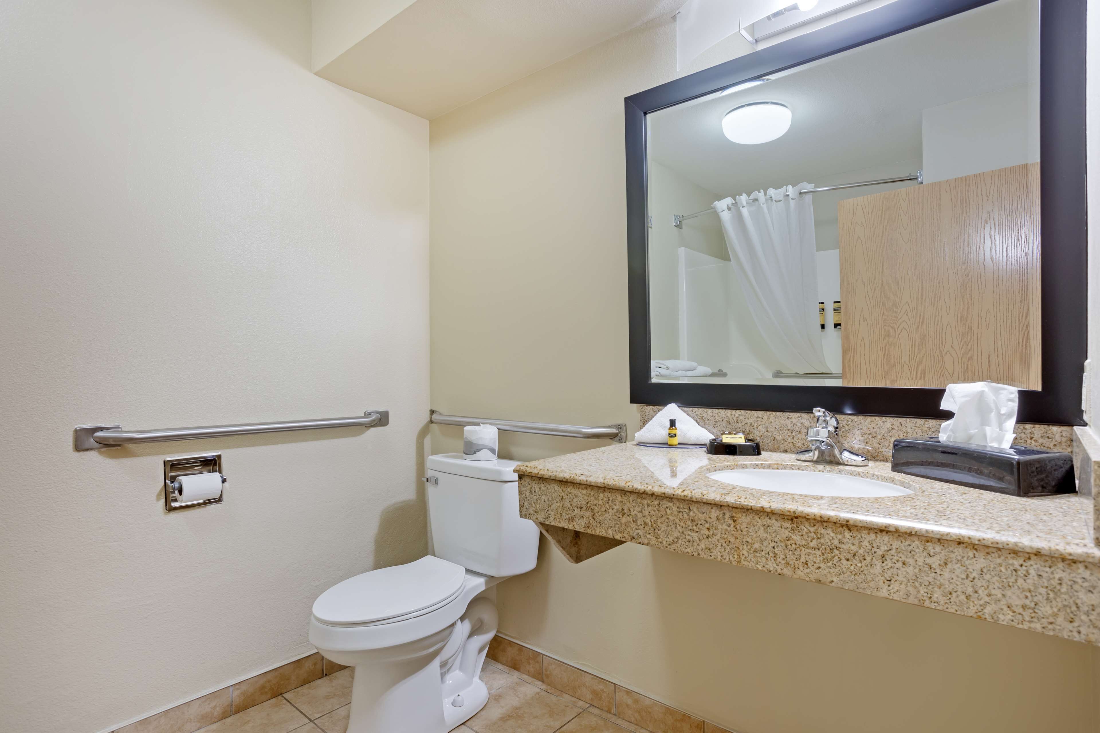 standard room, 2 queen beds, accessible, bathtub | bathroom | combined shower/bathtub, free toiletries, hair dryer, towels