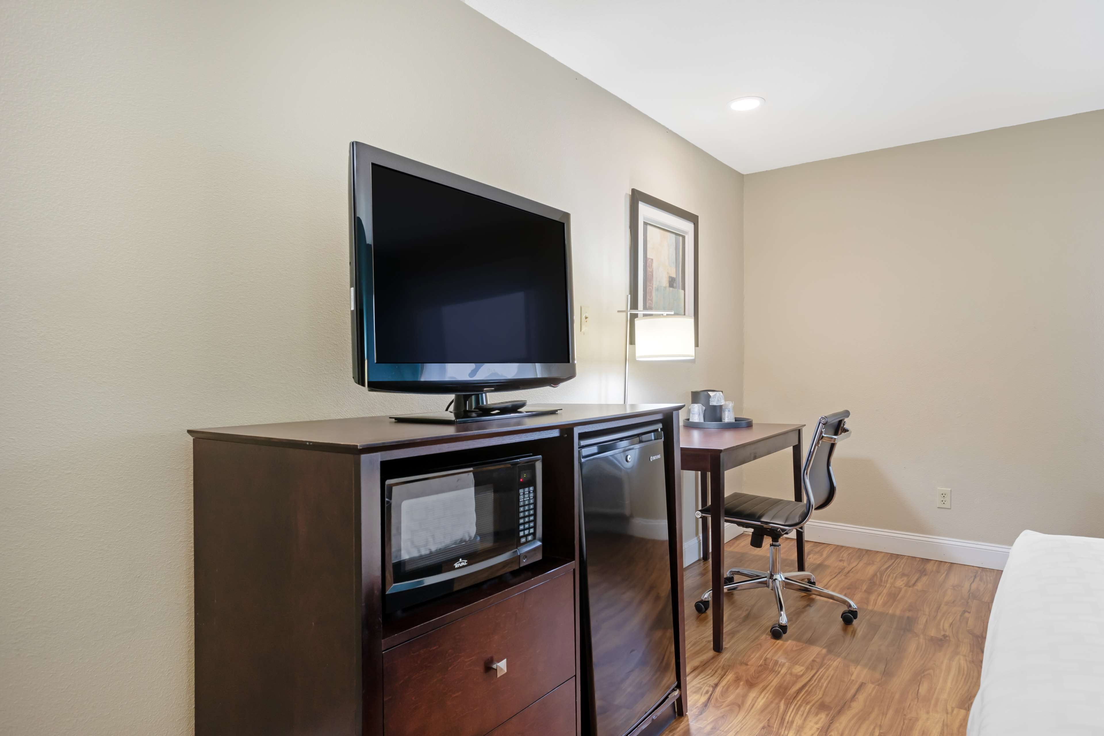 standard room, 1 king bed, non smoking, refrigerator & microwave (pet friendly) | pillow-top beds, desk, laptop workspace, iron/ironing board