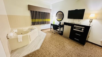Deluxe King Suite with Spa Bath, Non Smoking | Desk, free WiFi, bed sheets