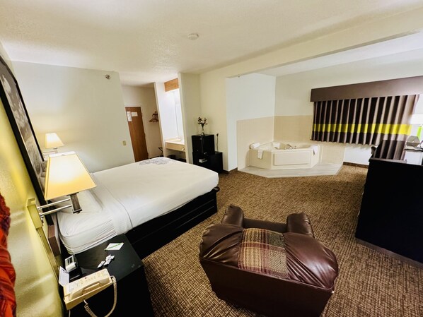 Deluxe King Suite with Spa Bath, Non Smoking | Desk, free WiFi, bed sheets - Forest City Inn (Forest City)