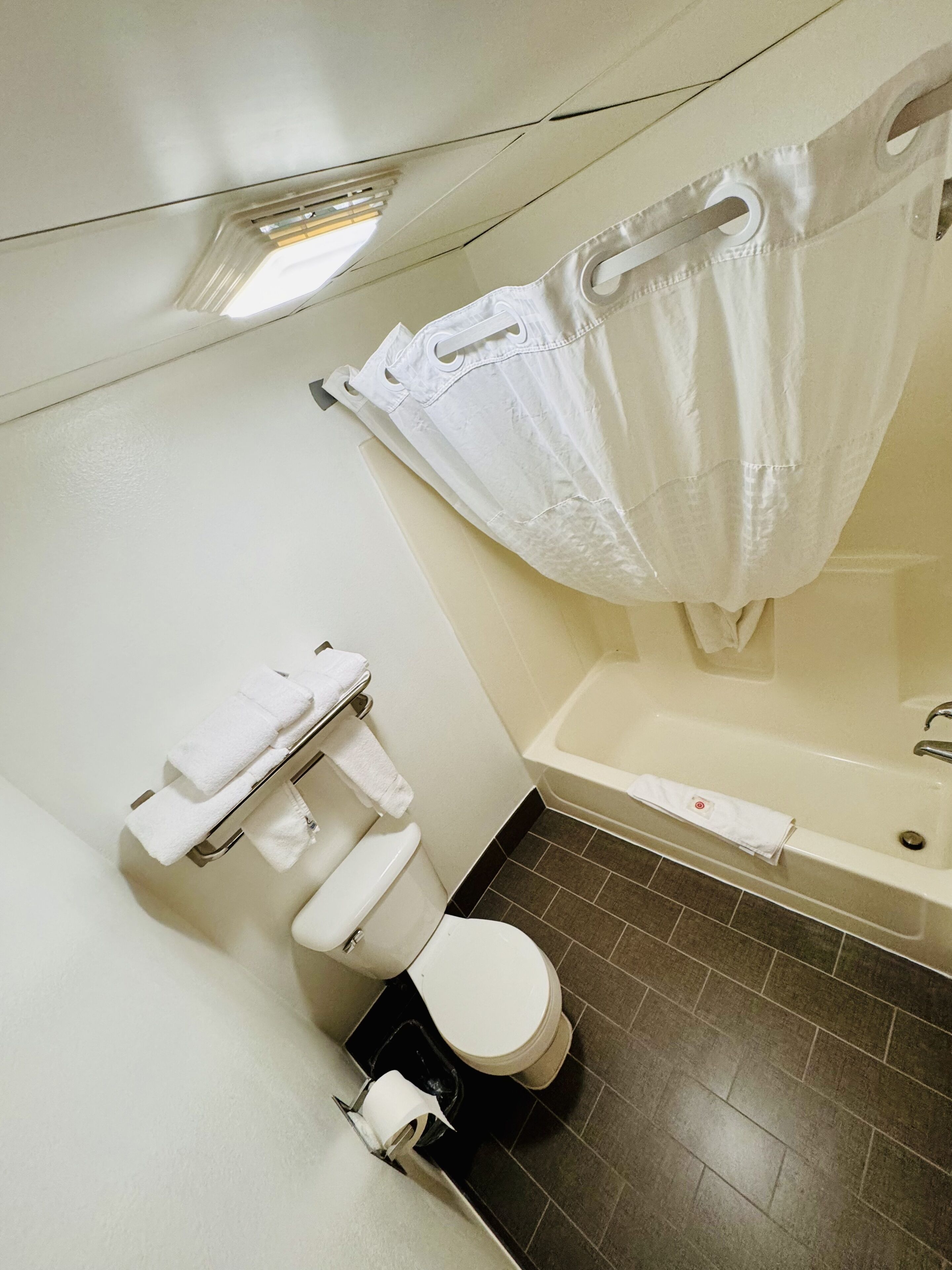 Ensemble douche/baignoire, articles de toilette gratuits, sèche-cheveux