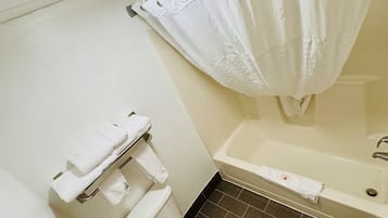 Kombinasi shower/bathtub dan perlengkapan mandi gratis