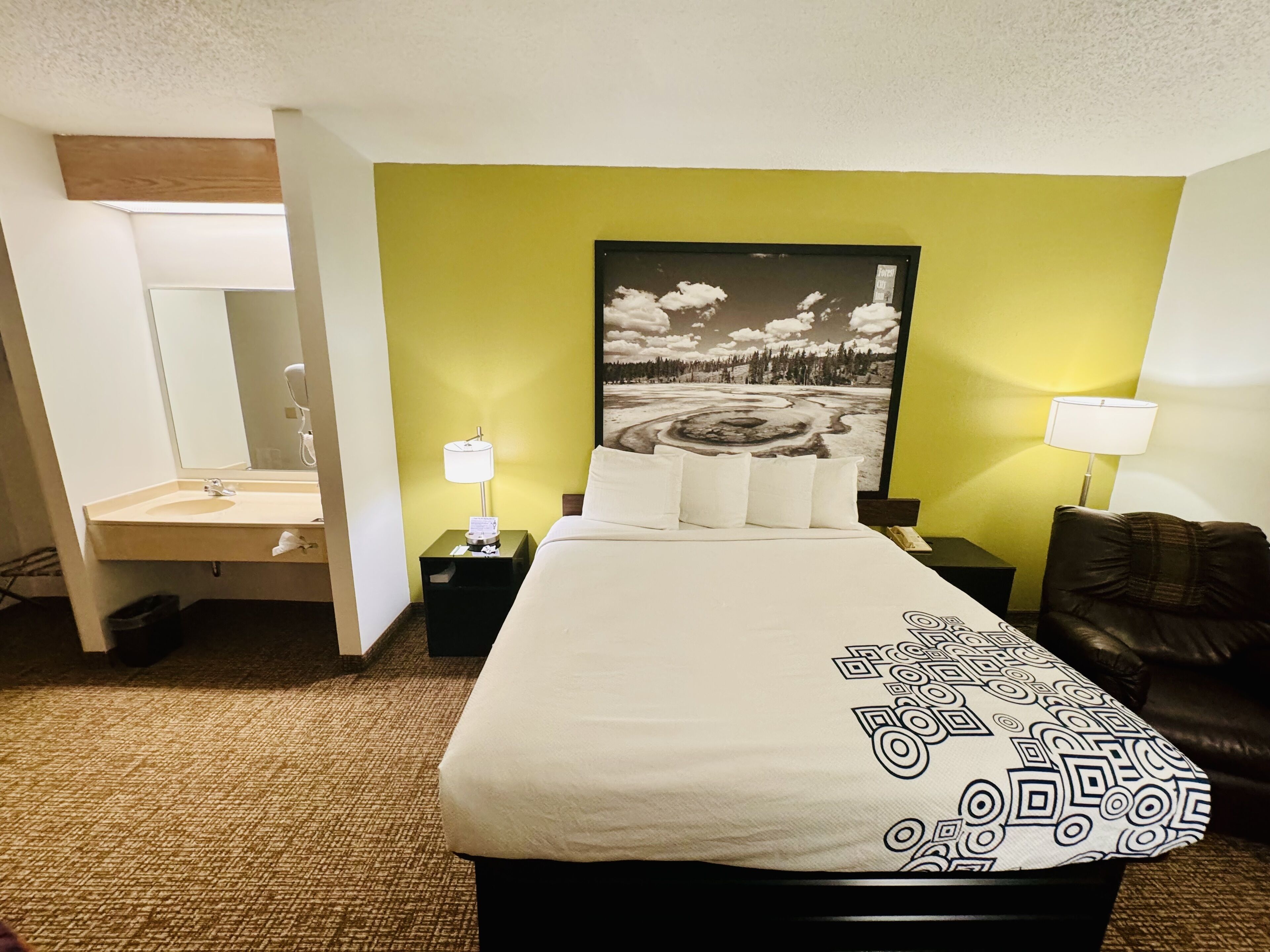 Chambre, 1 très grand lit, non-fumeurs | Bureau, Wi-Fi gratuit, draps fournis