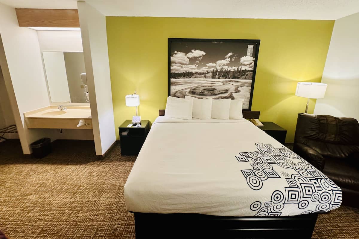 Room, 1 King Bed, Non Smoking | Desk, free WiFi, bed sheets