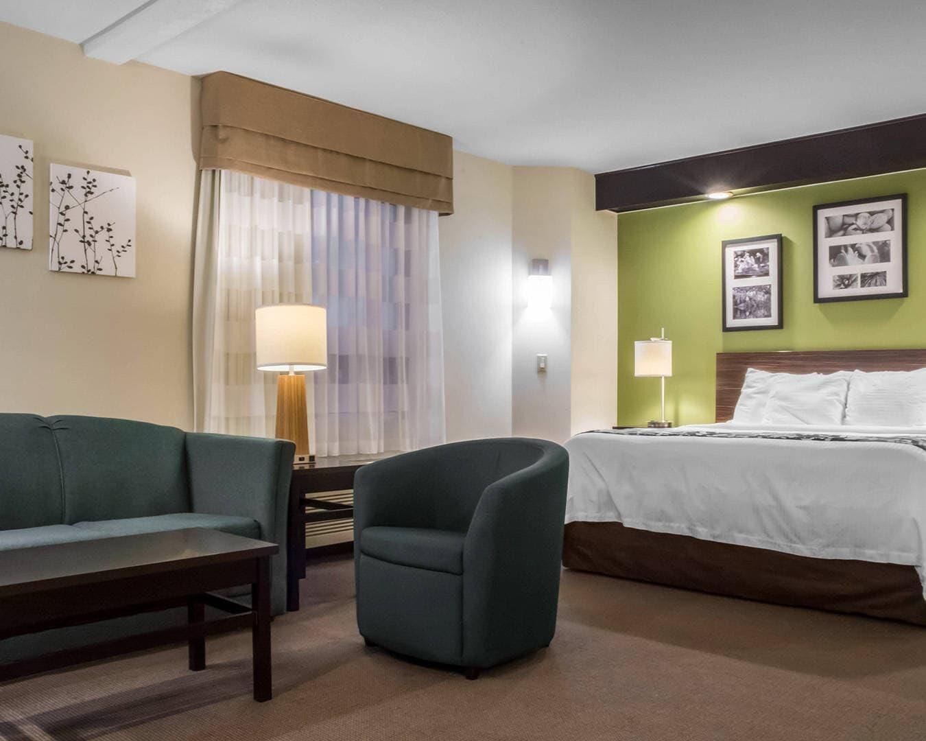 Escrivaninha, cortinas blackout, Wi-Fi de cortesia, roupa de cama