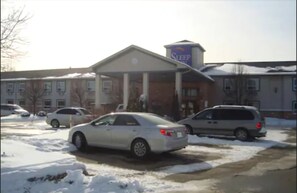 Guests can park their cars in the covered entrance area of this budget-friendly hotel.