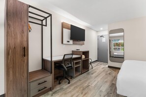 Desk, blackout drapes, WiFi (free), bed sheets - Comfort Inn (Bracebridge)