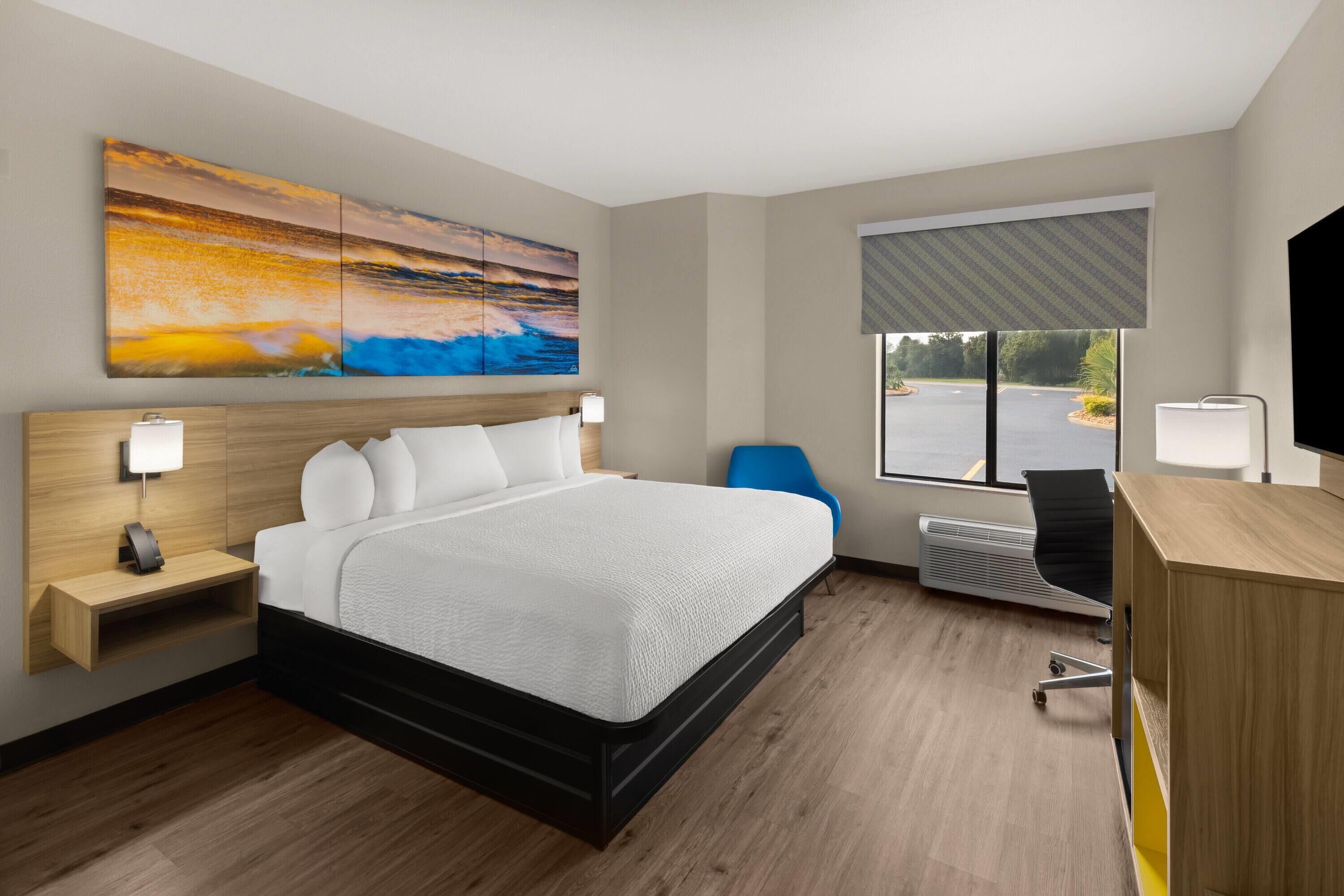 Room, 1 King Bed, Non Smoking | Egyptian cotton sheets, premium bedding, pillowtop beds, minibar