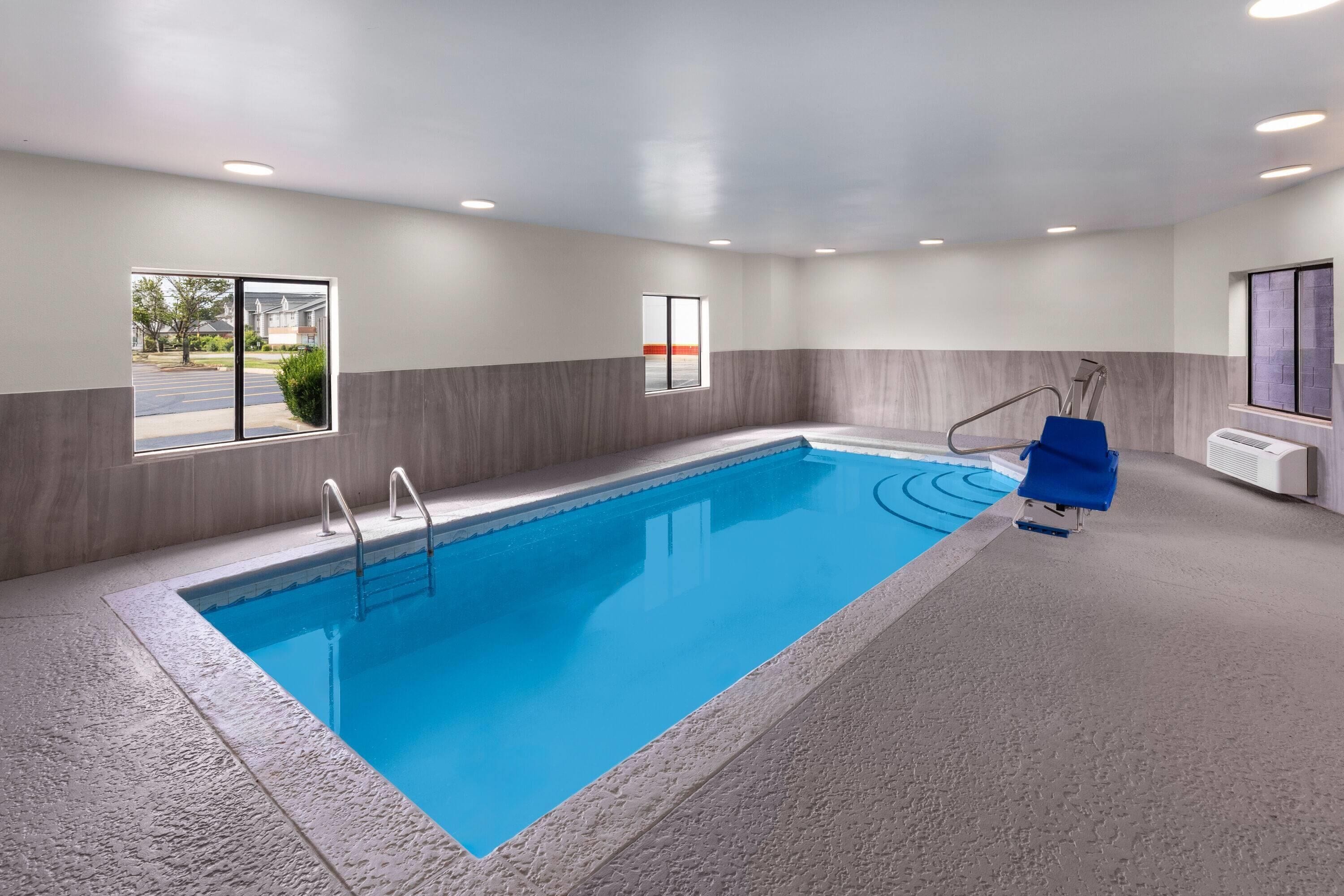 Piscina interna, funciona das 14h às 21h, barracas de cortesia