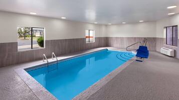 Piscina interna, funciona das 14h às 21h, barracas de cortesia