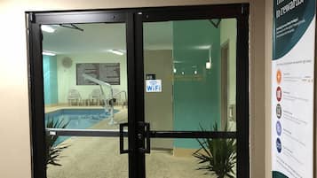 室內泳池;09:00 至 21:00 開放;免費小屋、泳池傘