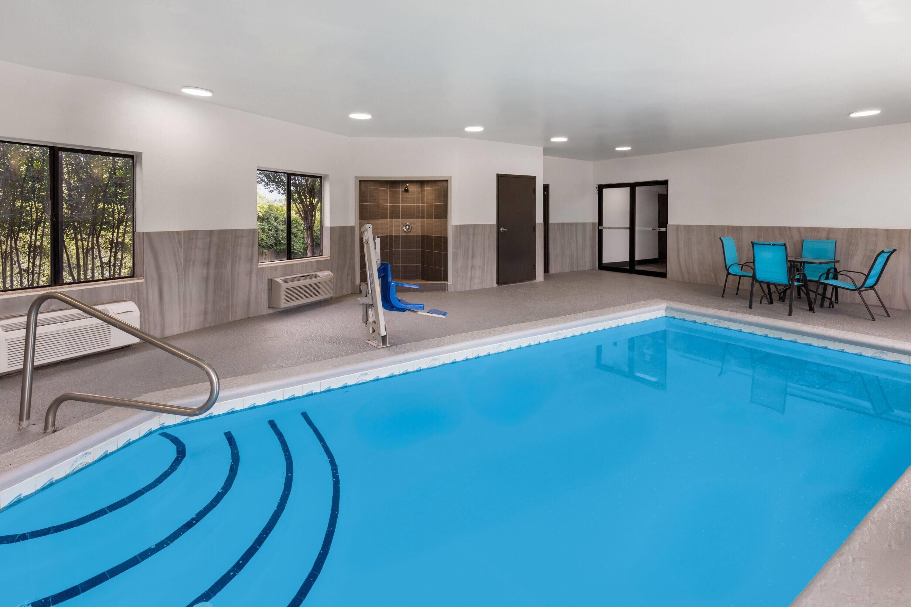 Una piscina cubierta (de 14:00 a 21:00), cabañas de piscina gratuitas