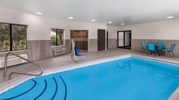 Una piscina cubierta (de 14:00 a 21:00), cabañas de piscina gratuitas