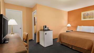 Suite, 1 Tempat Tidur Queen, dapur kecil | Meja kerja, setrika/meja setrika, Wi-Fi gratis, dan seprai linen