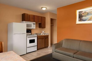 Fridge, coffee/tea maker - Travelodge by Wyndham Quesnel (Quesnel)