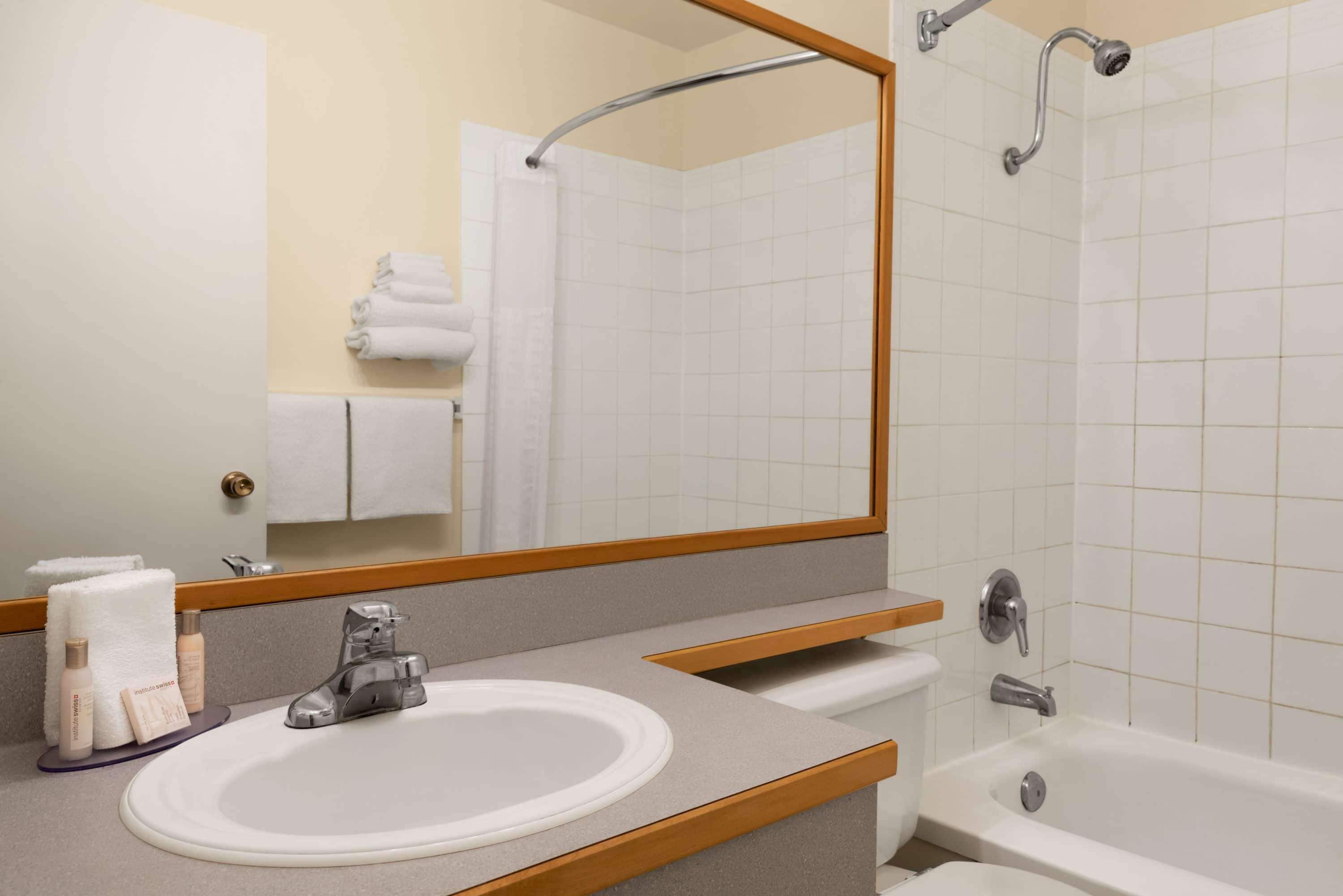 Combined shower/tub, free toiletries, hair dryer, towels