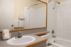 Tina con regadera, amenidades de baño gratuitas, secadora de cabello 