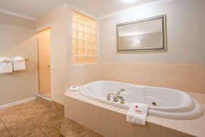 Bañera con ducha, artículos de tocador gratuitos, secador de pelo